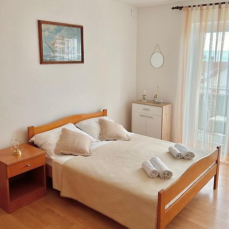 Apartmani Mara 볼 외부 사진